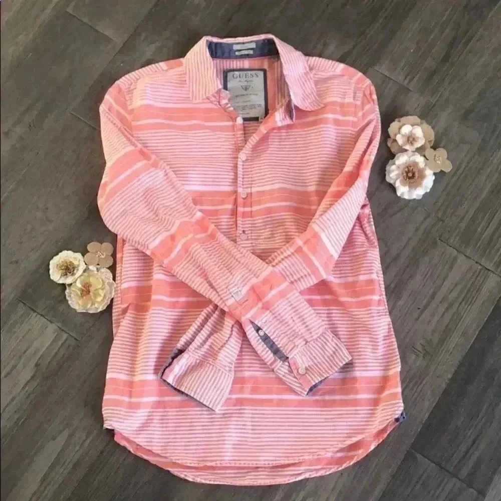 🌼4/$30🌼GUESS |  Half button down shirt